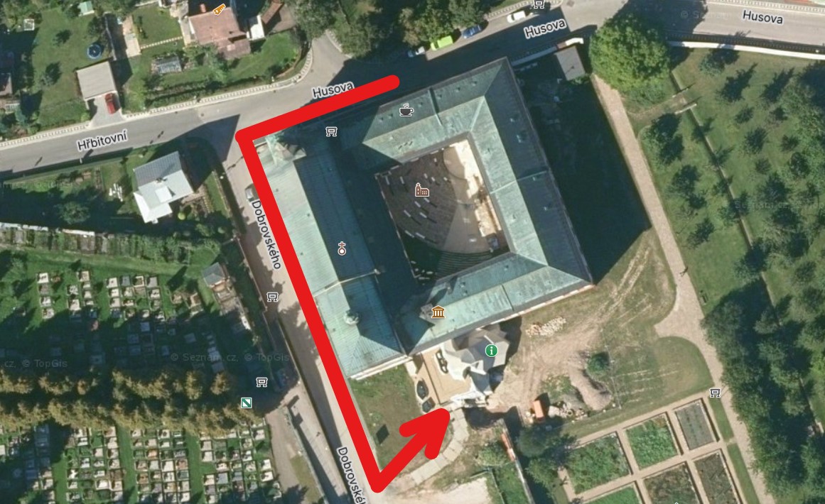 K hlavnímu vchodu do muzea se dostanete tak, že budovu obejdete z Husovy ulice do ulice Dobrovského, kde se nachází prosklený hlavní vchod.