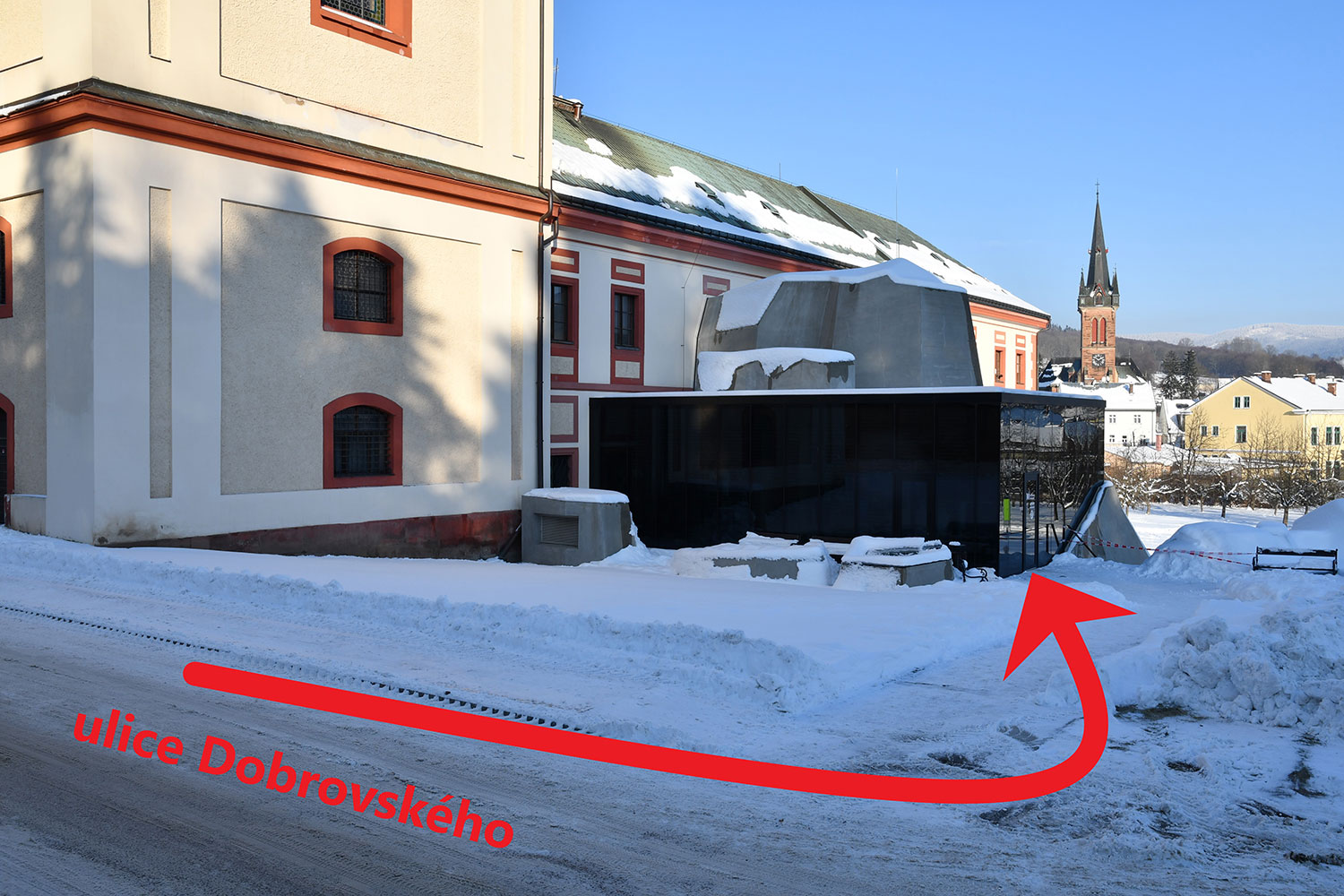 Hlavní vchod do muzea najdete z ulice Dobrovského pod hřbitovem.